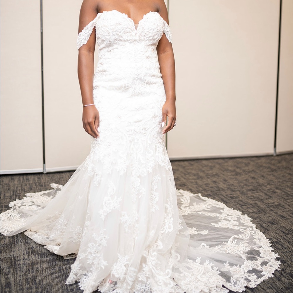 Wedding Dress - Picture 1 of 5